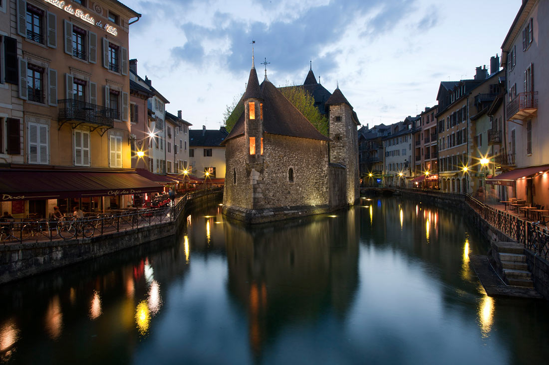 The Island Palace is in the centre of the Thiou canal