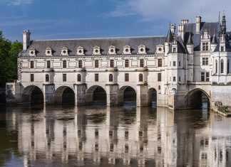 Famous Château de Chenonceau: one of the most beautiful castles in France