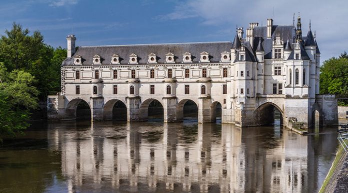 Famous Château de Chenonceau: one of the most beautiful castles in France