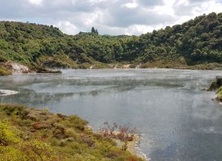 Frying Pan lake looks idyllic… But even the most slashing fellows will hardly dare to take a swim in it!