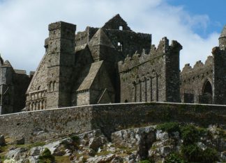 Mysterious castles and magical valleys of Ireland: discover the fairy tale of the Emerald Island!