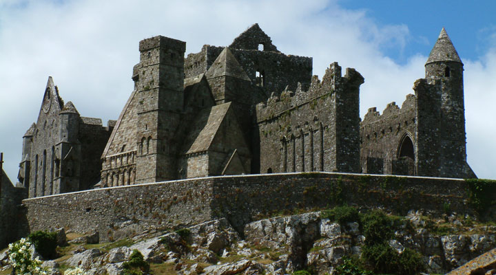 Mysterious castles and magical valleys of Ireland: discover the fairy tale of the Emerald Island!
