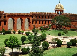 Fort Jaigarh: petrified legend of India