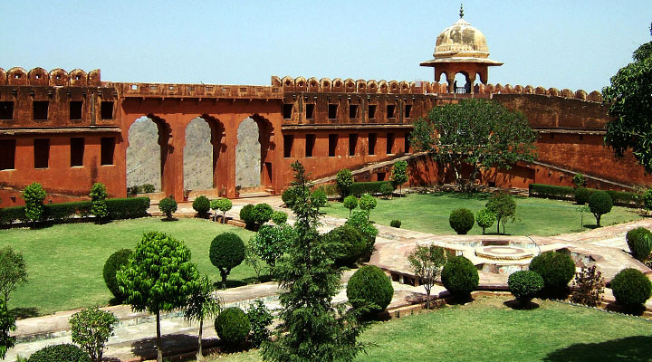 Fort Jaigarh: petrified legend of India