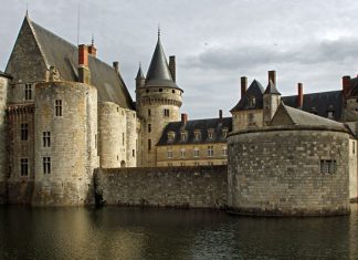 Sully-sur-Loire castle: a masterpiece of architecture in the Loire valley