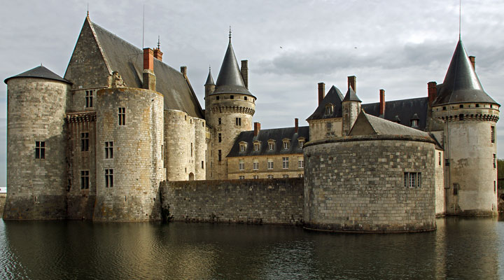 Sully-sur-Loire castle: a masterpiece of architecture in the Loire valley