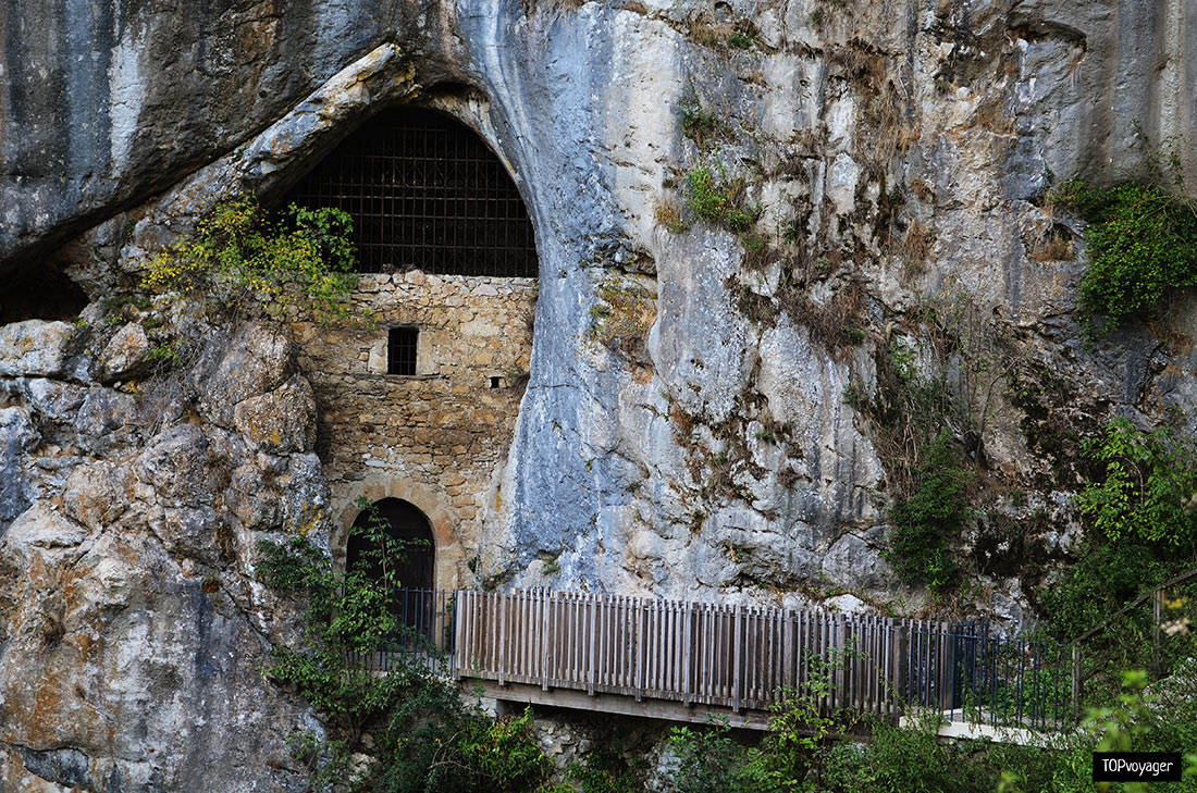 Predjama Castle