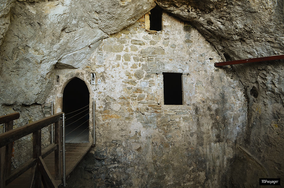 Predjama Castle