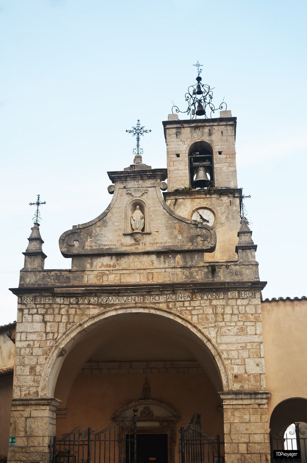Pretoro a cozy Italian town located right on the mountain slope