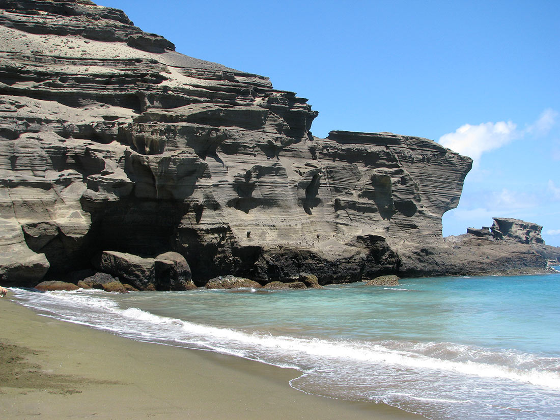 Papakolea green sand beach