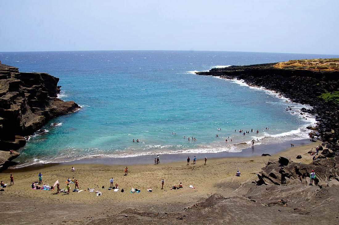 Papakolea green sand beach