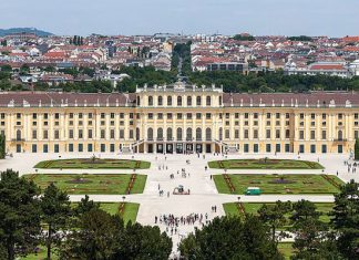 Schönbrunn Palace: Viennese residence of the Habsburg dynasty