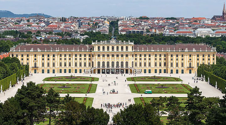 Schönbrunn Palace: Viennese residence of the Habsburg dynasty