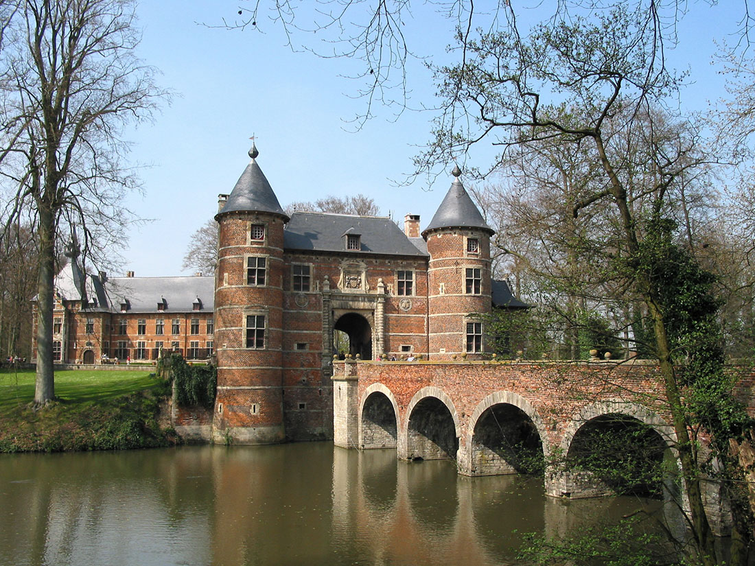 The bridge that leads to the castle Groot Bijgaarden