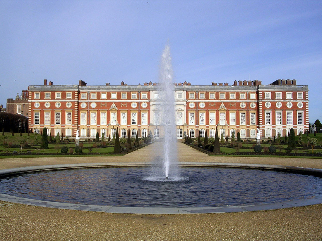 The south façade of the Hampton Court Palace