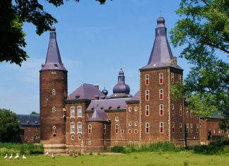 Hoensbroek Castle: an ancient building that has been standing for 8 centuries