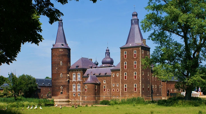 Hoensbroek Castle: an ancient building that has been standing for 8 centuries