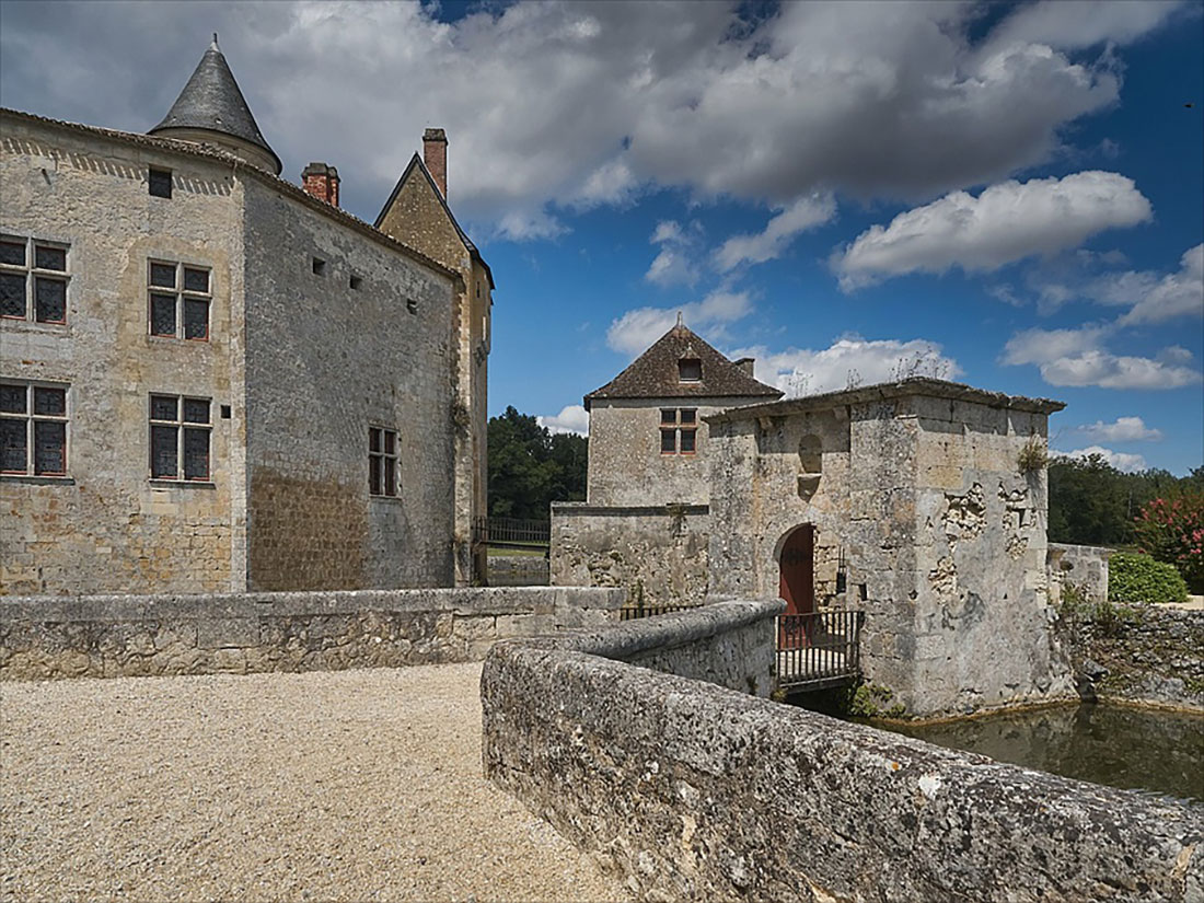 The courtyard of the castle La Brede