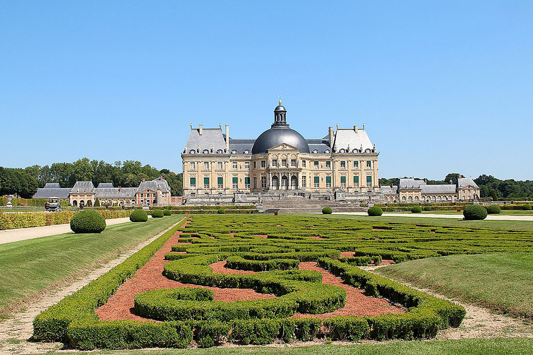 Gardens and facade of the castle of Vaux-le-Vicomte