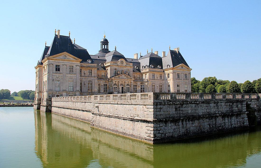 The moat, the courtyard and the south-west side of the castle of Vaux-le-Vicomte
