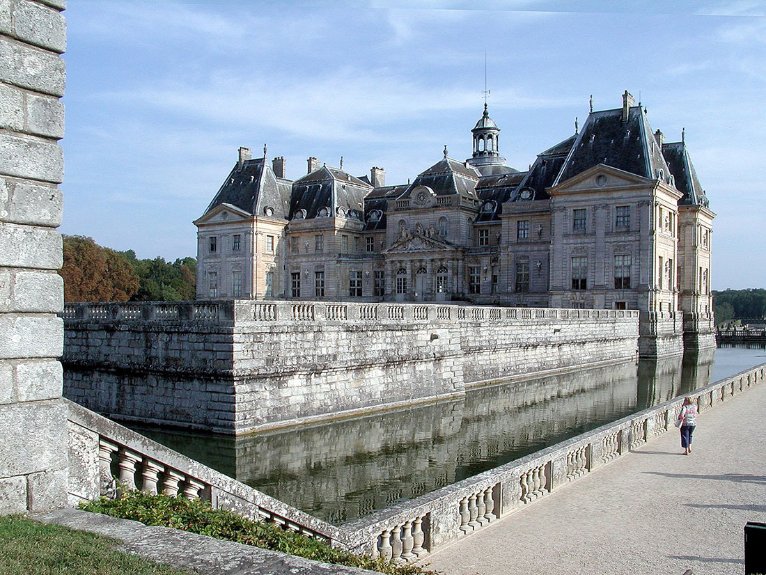 Moat and entrance to the castle of Vaux-le-Vicomte