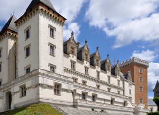 Pau Castle: a historical mirror of France