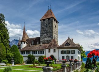 Castles on Lake Thun: a fairy-tale kingdom with magnificent views of the Alps