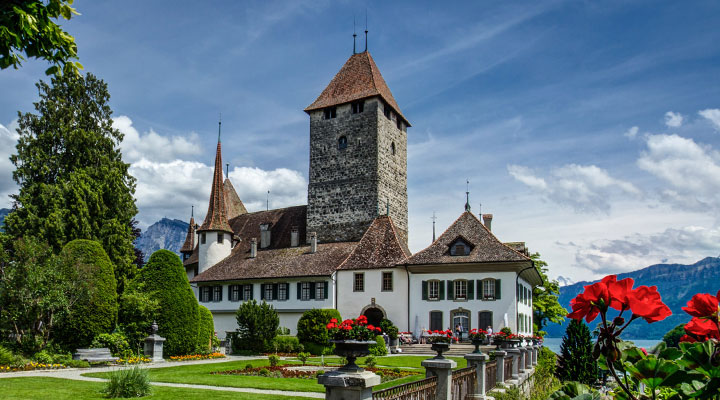 Castles on Lake Thun: a fairy-tale kingdom with magnificent views of the Alps